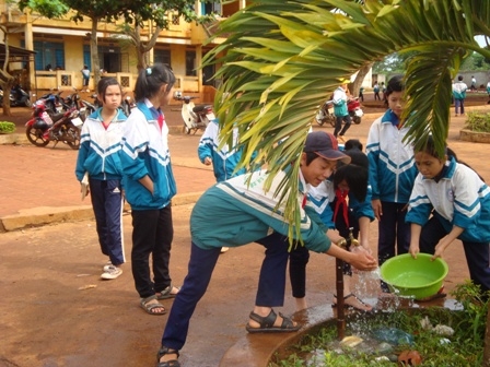 Học sinh Trường THCS Nguyễn Du (xã Ea Toh, huyện Krông Năng) 