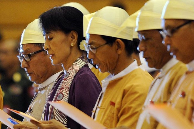 Bà Suu Kyi (thứ hai từ trái sang) đọc lời tuyên thệ nhậm chức tại Quốc hội Myanmar sáng nay 2-5