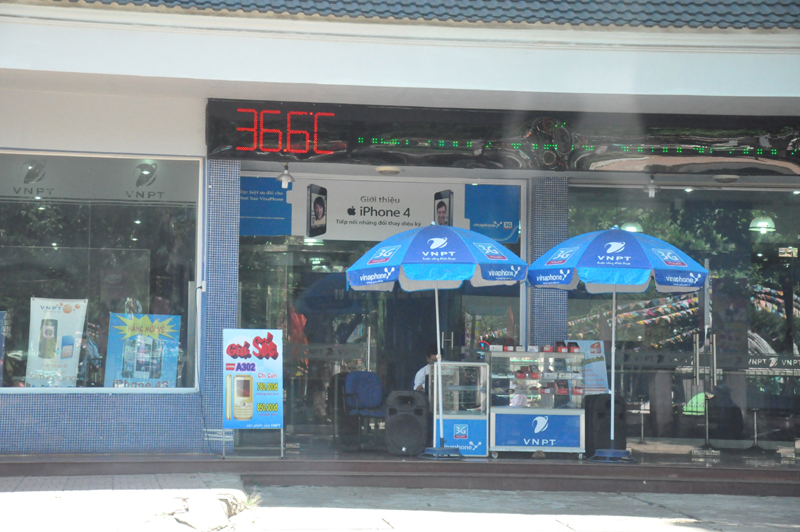 Gần 10 giờ sáng 3-5, đồng hồ đo nhiệt độ tại Công ty Viễn thông Dak Lak - Đăk Nông đã chỉ  36,6 độ C