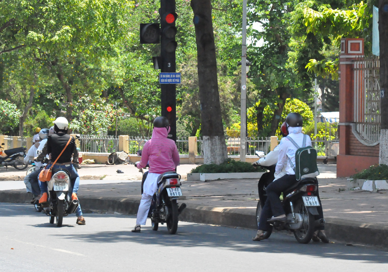 Người dân tìm chỗ mát khi dừng đèn đỏ