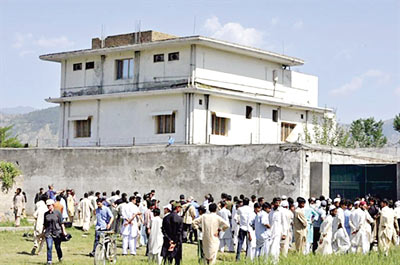 Người dân Pakistan chứng kiến việc phá bỏ ngôi nhà là nơi trú ẩn cuối cùng của Osama bin Laden.  
