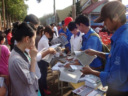 Thí sinh tỉnh Dak Lak tìm hiểu thông tin về kỳ thi tuyển sinh ĐH,CĐ năm 2012 do Báo Tuổi trẻ tổ chức tại Trường Đậi học Tây Nguyên