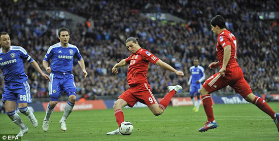 Carroll vào sân để nhóm lên hy vọng bằng bàn gỡ 1-2 cho Liverpool