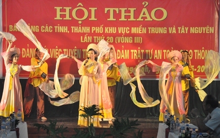 Một tiết mục văn nghệ chào mừng Hội thảo do Đoàn Nghệ thuật truyền thống Quảng Bình biểu diễn