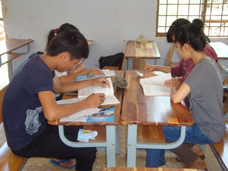 Học sinh lớp 12 Trường THPT Ea Súp ráo riết ôn tập chuẩn bị cho kỳ thi tốt nghiệp THPT năm 2012