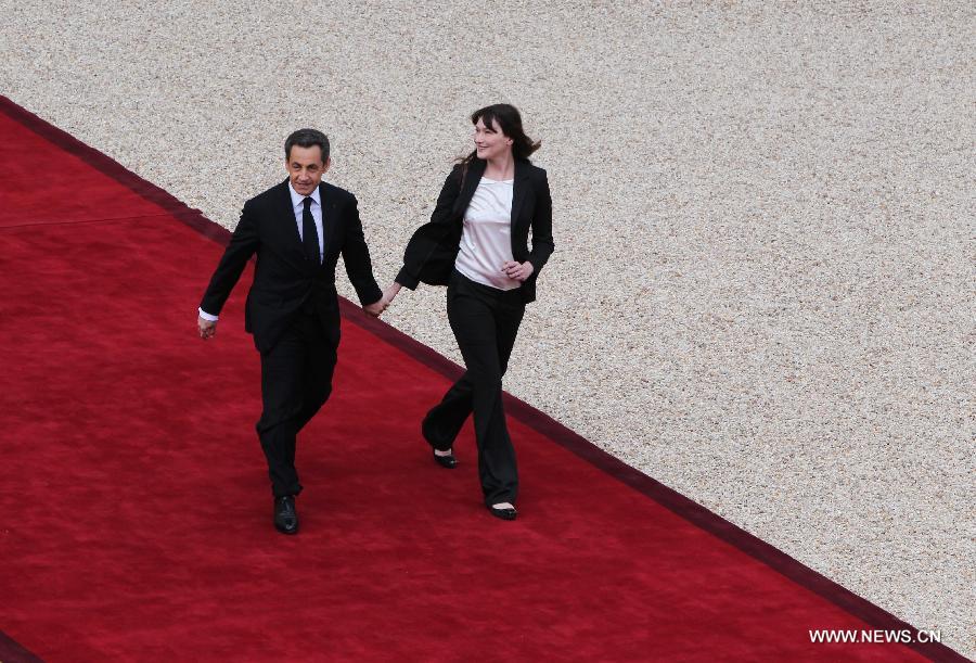 Cựu tổng thống Sarkozy và phu nhân Bruni rời điện Elysee