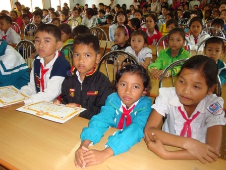 Học sinh trên địa bàn TP. Buôn Ma Thuột tham dự Lễ trao học bổng năm học 2010-2011