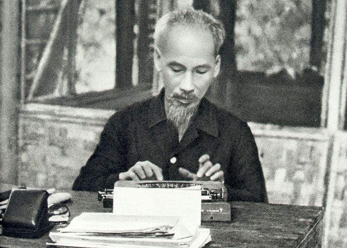 Chủ tịch Hồ Chí Minh là người đứng đầu Chính phủ tuy bận “trăm công nghìn việc”  nhưng vẫn tự soạn thảo các văn bản, các chỉ thị và tự đánh máy.  