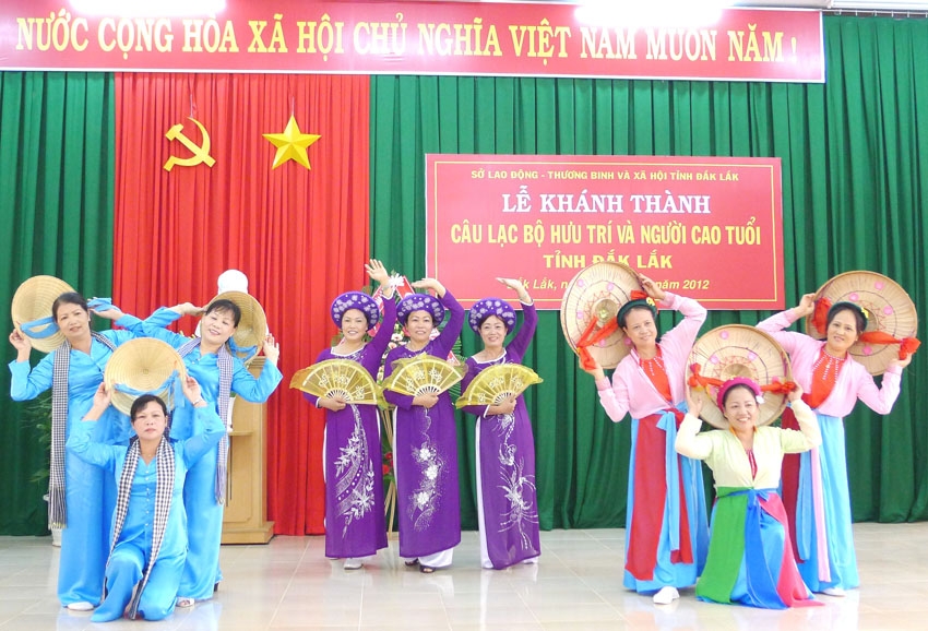 Tiết mục văn nghệ chào mừng buổi lễ Khánh thành do các hội viên CLB hưu trí và Người cao tuổi biểu diễn