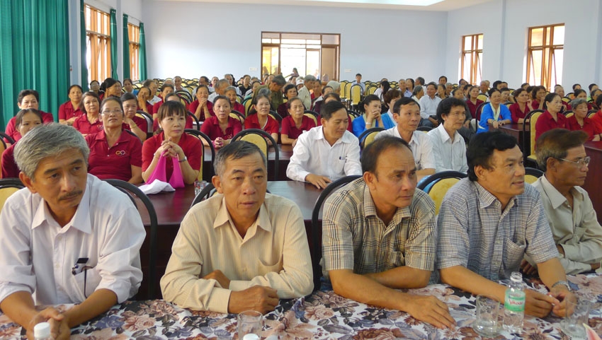 Tiết mục văn nghệ chào mừng buổi lễ Khánh thành do các hội viên CLB hưu trí và Người cao tuổi biểu diễn