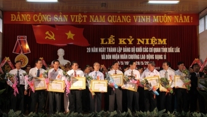 Trao  Huy hiệu 30 năm tuổi đảng cho các đồng chí thuộc Đảng ủy Khối
