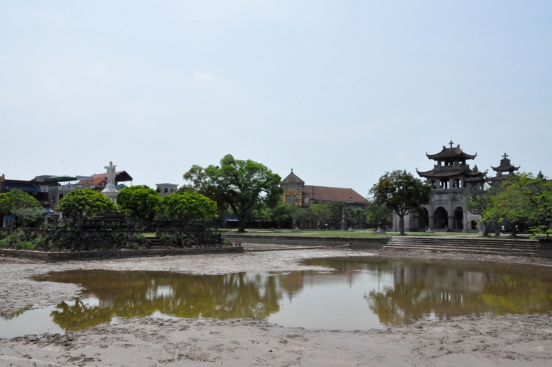 Đi vào khu nhà thờ từ hướng Nam, một hồ nước rộng khoảng 4 ha, được kè đá xung quanh nằm trực diện với con đường từ thị trấn Phát Diệm dẫn vào nhà thờ. Giữa hồ là một hòn đảo trên đó có bức tượng Chúa