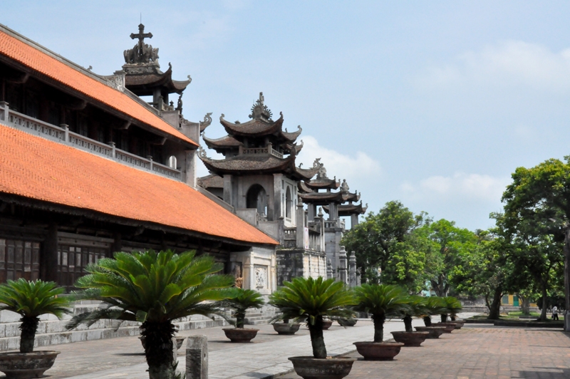 Nằm song song hai bên nhà thờ Lớn, có 4 nhà thờ nhỏ đăng đối nhau là nhà thờ Thánh Rôcô, nhà thờ Thánh Giuse, nhà thờ Trái tim Đức Mẹ và nhà thờ Thánh Pêrô. Mỗi nhà thờ là một tác phẩm kiến trúc mỹ thuật mang nét riêng vốn có