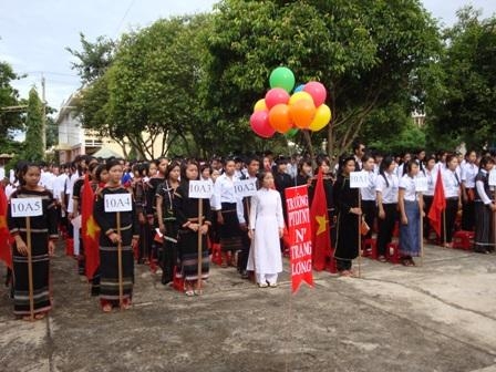 Học sinh Trường THPT N'Trang Lơng (tỉnh Dak Lak) hân hoan chào đón năm học mới. Ảnh: tư liệu