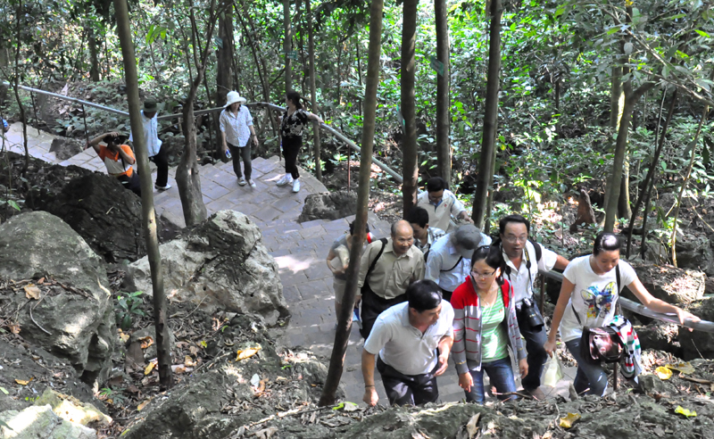 Từ chân đồi đến cửa hang động, du khách sẽ phải đi bộ lên 524 bậc đá với chiều dài quãng đường 570m 