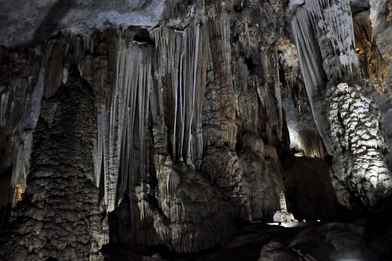 Trong hang động Thiên Đường có nhiều khối thạch nhũ và măng đá kỳ ảo