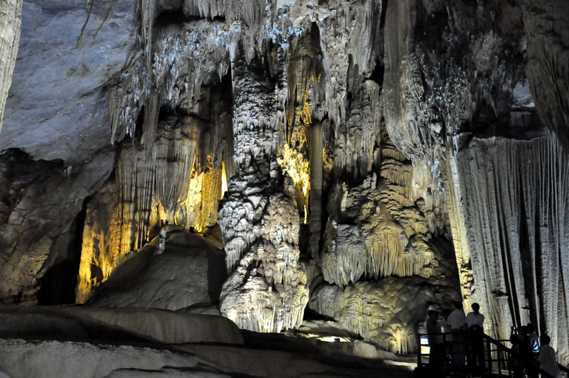 Từ các chiếu nghỉ này, du khách có thể quan sát được những vị trí đẹp nhất trong hang động