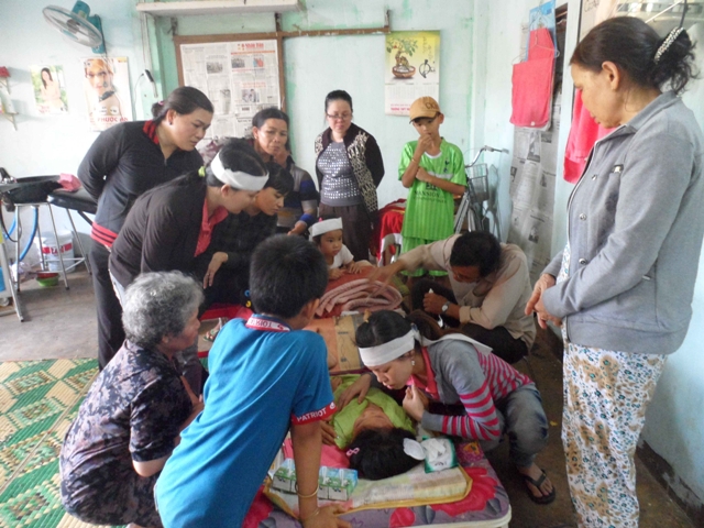 Cháu TRâm đang được người thân trong gia đình chăm sóc