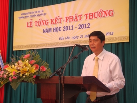 Hiệu trưởng Trường THPT Chuyên Nguyễn Du Phạm Đăng Khoa báo cáo tổng kết năm học 2011-2012