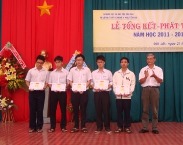 Lãnh đạo Trường THPT Chuyên Nguyễn Du trao thưởng học sinh đạt thành tích tại các kỳ thi học sinh  giỏi