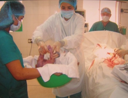 Một ca mổ lấy thai tại Bệnh viện Đa khoa Dak Lak. Ảnh: K.O