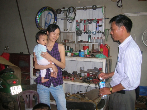      Nhân viên Trạm Y tế phường truyền đạt kiến thức phòng bệnh TCM cho bà mẹ có con nhỏ. 