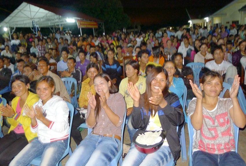 Đông đảo công nhân tham gia hưởng ứng buổi tuyên truyền