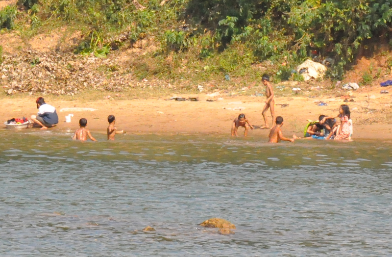 Dọc dòng sông Son, về phía tay phải khách hướng vào động Phong Nha có một làng nhỏ. Tên gọi làng Na.