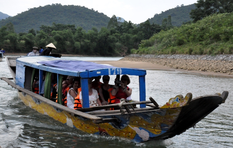 Đội thuyền đưa khách vào tham quan động chủ yếu là của dân chúng địa phương