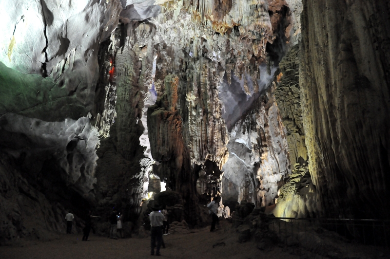 Năm 1992, đoàn thám hiểm hang động Hoàng gia Anh gồm 15 thành viên đã thám hiểm đến đích động Phong Nha suốt 34 ngày đêm. Và họ đã đo được chiều dài của hang động là 7.729 mét.
