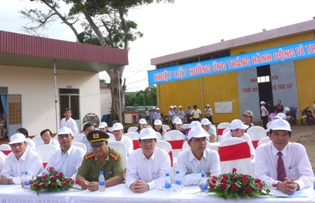 Lãnh đạo Tỉnh ủy, HĐND tỉnh, Huyện ủy, cùng lãnh đạo các sở, ban, ngành đều đến dự lễ, thể hiện sự quan tâm trẻ em