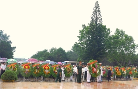 Các đoàn viếng lên đặt vòng hoa