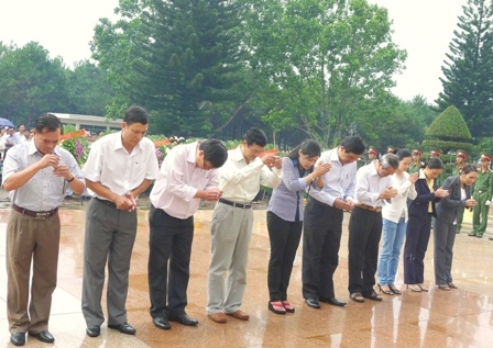 Đoàn đại biểu lãnh đạo Tỉnh ủy lên thắp hương tưởng niệm các anh hùng liệt sĩ