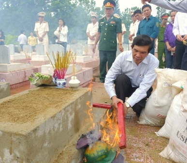 Phó Bí thư Thường trực Tỉnh ủy Hoàng Trọng Hải hóa vàng quân trang cho các anh để các anh luôn được ấm áp...