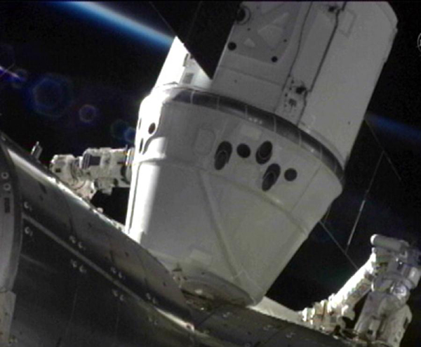 Trong hình ảnh trên NASA TV cho thấy, Tàu vũ trụ Dragon đã neo vào Trạm vũ trụ quốc tế vào ngày 25-5. Ảnh: Xinhua