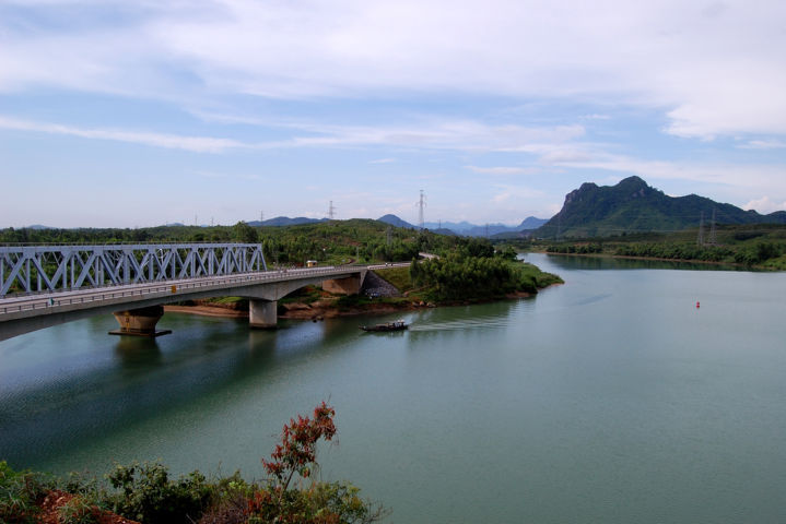 Núi Thần Đinh soi bóng bên dòng Long Đại