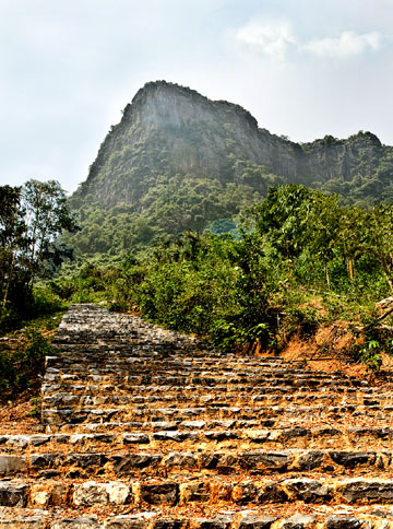 Những bậc đá dẫn lên núi