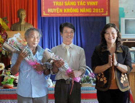 Đại diện UBND huyện Kro6ng Năng tặng hoa Hội Văn học nghệ thuật tỉnh