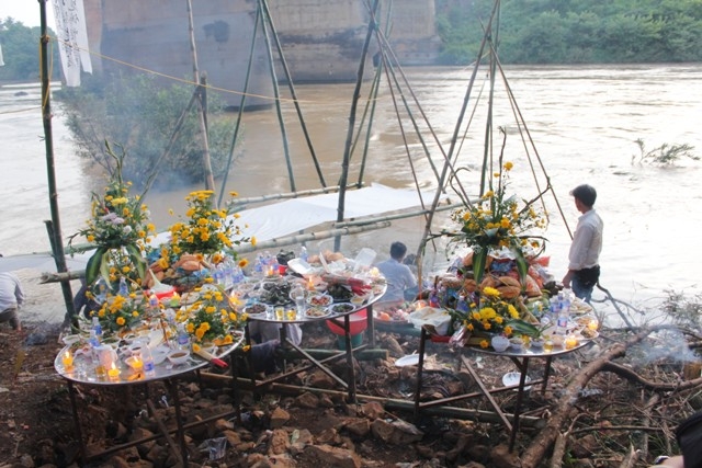 Đàn chiêu hồn dựng sát bên mép sông Sêrêpôk tại vị trí xe rơi