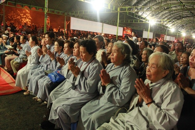 ... cùng đông đảo phật tử thành tâm tụng kinh niệm phật cầu nguyện cho linh hồn các nạn nhân tử nạn