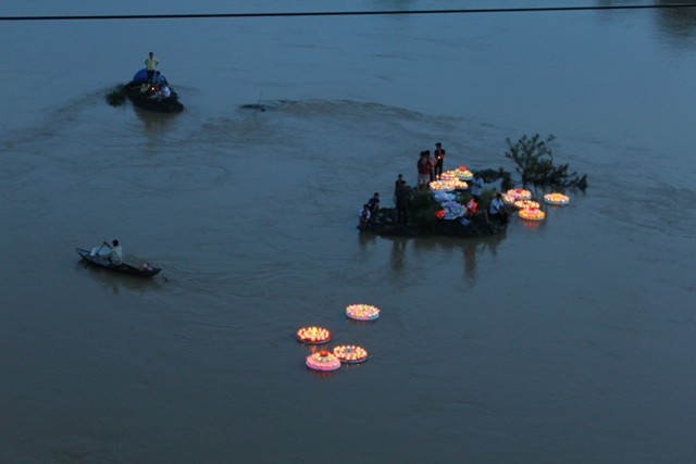 Hàng vạn hoa đăng lung linh trên sông Sêrêpôk...