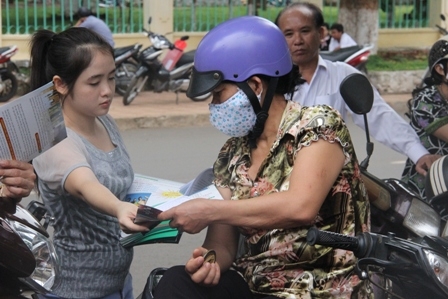 Trước cổng HĐCT, phụ huynh tranh thủ tìm hiểu thông tin về các trường đại học, cao đẳng