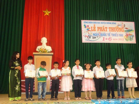 Công đoàn ngành Giáo dục huyện Krông Bông phát thưởng cho các học sinh Tiểu học đạt thành tích cao.  Ảnh: Nhật Tân  