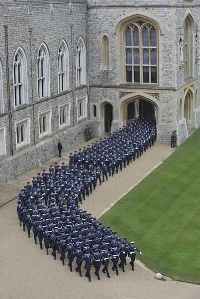 Các thành viên của hải quân hoàng gia trong cuộc diễu binh qua lâu đài Windsor