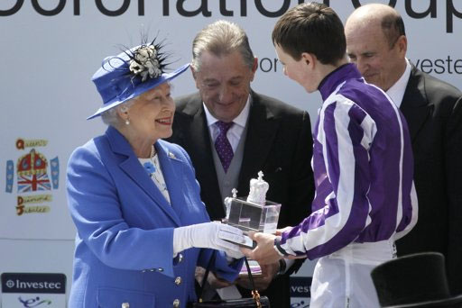 Nữ hoàng Anh Elizabeth II trao tặng danh hiệu jockey chiến thắng của cuộc đua Cup kim cương Thánh Joseph O'Brien cho Nicholas Abbey. Cuộc đua nằm trong khuôn khổ các hoạt động kỷ niệm