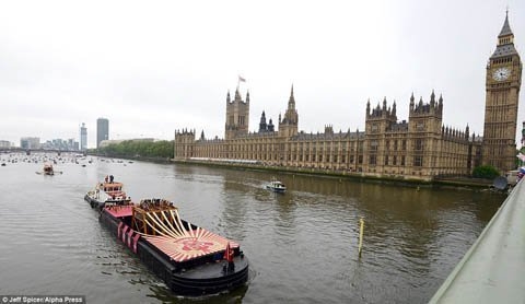 Thuyền chở chuông Thánh đi qua Cung điện Westminster