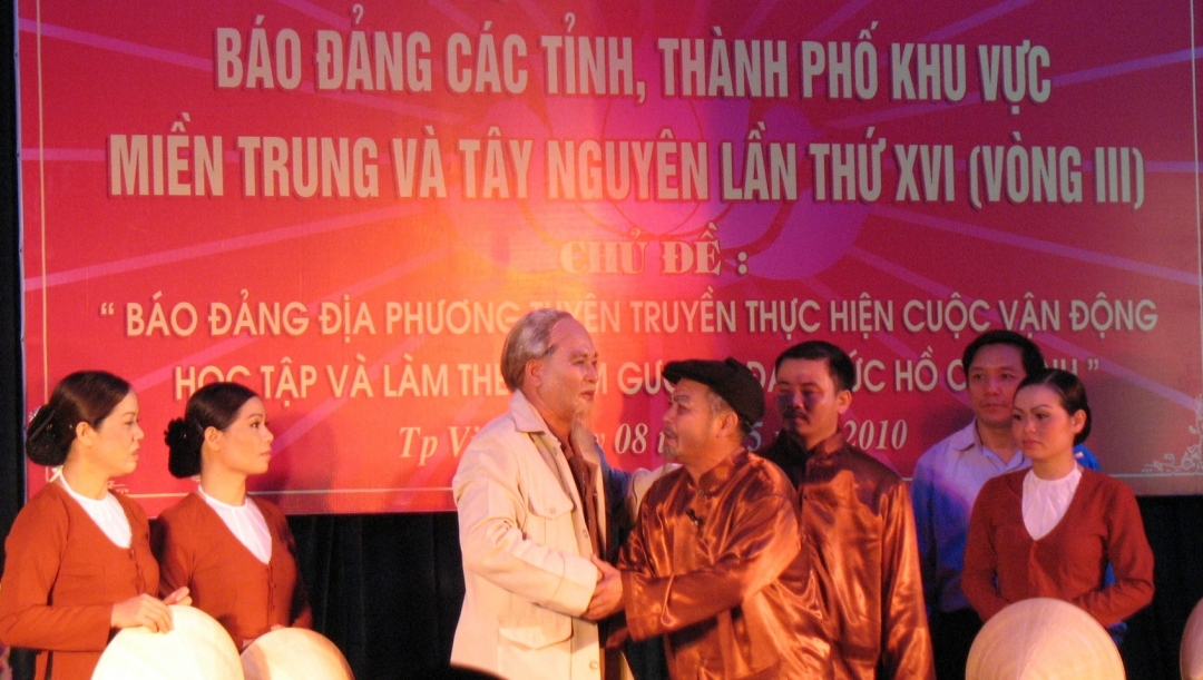 Cảnh Bác Hồ gặp lại cố Điền trong vở diễn “Lời Người, lời của nước non”  của Nhà hát Dân ca Nghệ An.  