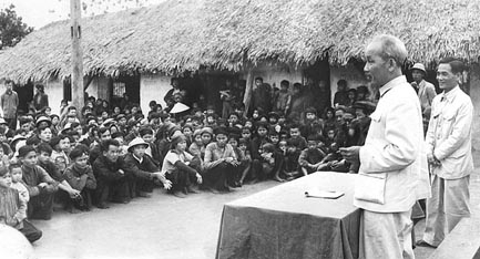 Chủ tịch Hồ Chí Minh nói chuyện với cán bộ và nhân dân Lai Sơn, Cộng Hòa,  huyện Tam Dương (Vĩnh Phúc) ngày 30-3-1958.                                         Ảnh: Tư liệu 