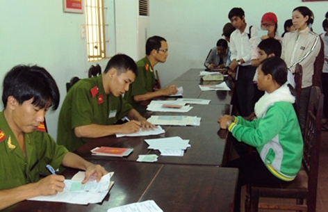 Cán bộ, chiến sĩ Phòng PC64 tiếp nhận hồ sơ của người dân đến làm giấy chứng minh nhân dân.
