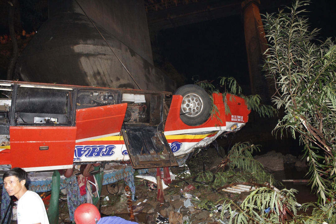 Hiện trường vụ tai nạn xe khách khiến 34 người thiệt mạng tối 17-5